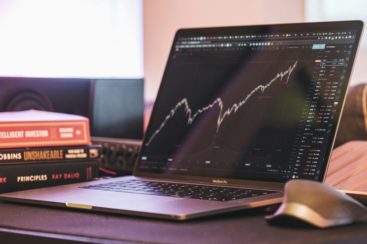 Wall Street chiude la settimana con un lieve rialzo, ma segnali contrastanti sul fronte dei consumatori