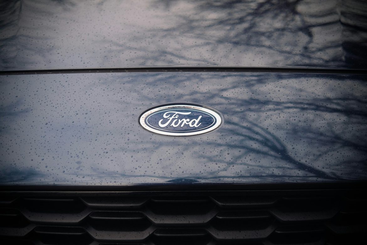 Ford: Doppia Strategia tra Elettrico USA e Ibrido Europeo