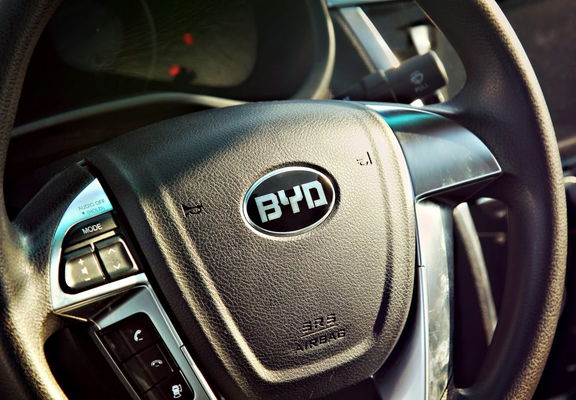 BYD Seal: l’equilibrio concreto di una berlina sportiva e la promessa della ricarica lampo